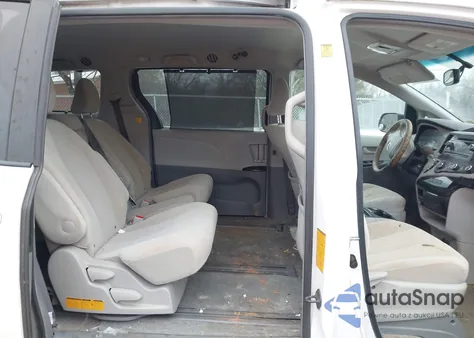 2011 Toyota Sienna Le V6 z USA, uszkodzony, nr VIN 5TDKK3DC8BS142136